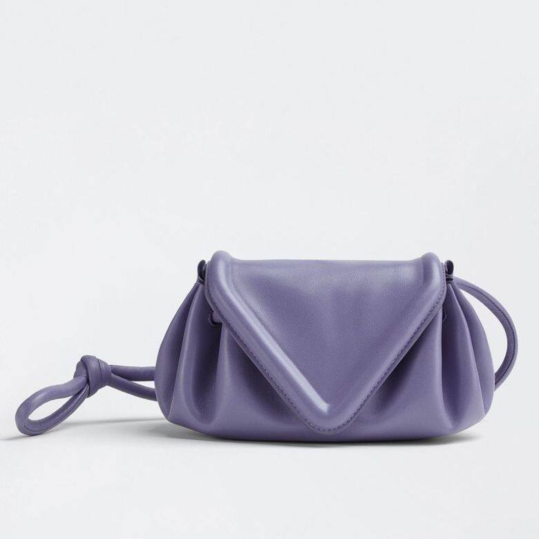 這顆Bottega Veneta迷你手袋名為Beak,來自Bottega Veneta 2021春夏系列,粉嫩的薰衣草紫十分夢 這顆Bottega Veneta迷你手袋名為Beak,來自Bottega Veneta 2021春夏系列,粉嫩的薰衣草紫十分夢