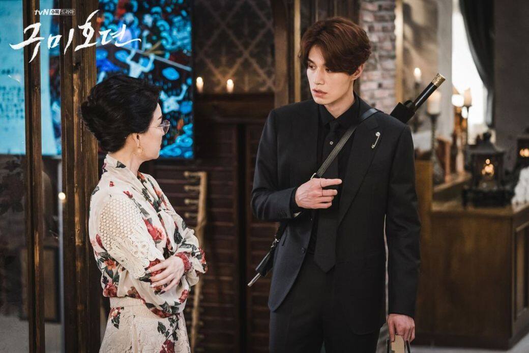 《九尾狐傳》中的「來世出入境管理事務所」職員制服,充分展現了李棟旭的長 《九尾狐傳》中的「來世出入境管理事務所」職員制服,充分展現了李棟旭的長