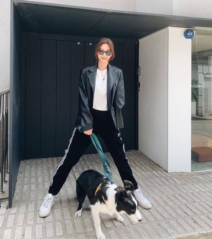 李浩貞的私服穿搭以型格街頭風格為主,將皮革西裝外套混搭白T恤、運 李浩貞的私服穿搭以型格街頭風格為主,將皮革西裝外套混搭白T恤、運