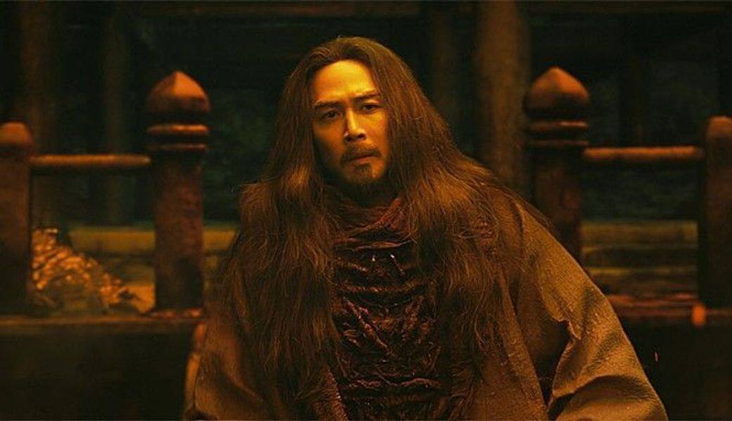2018年李政宰在《與神同行》特別以閻羅王一角登場，而他也因為長髮造型，被
