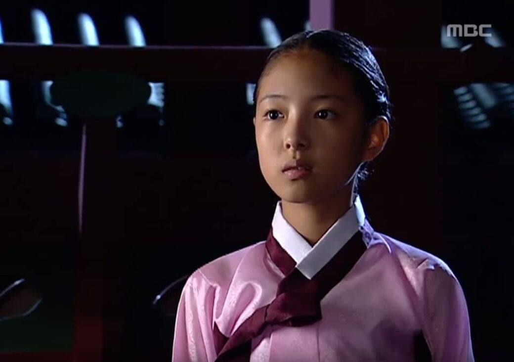 童星出身的李世榮,11歲時在劇集《大長今》中飾演崔尚宮的侄女「小今英」為 童星出身的李世榮,11歲時在劇集《大長今》中飾演崔尚宮的侄女「小今英」為