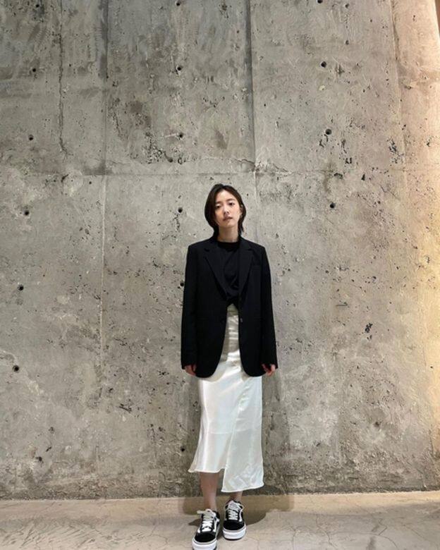 黑白配造型流露中性幹練美,李世榮以黑色西裝外套配襯白色不規則長 黑白配造型流露中性幹練美,李世榮以黑色西裝外套配襯白色不規則長