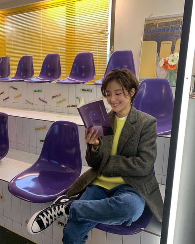 工裝連身褲是超方便的單品!李世榮這次選擇了卡其色的工裝連身褲,再 工裝連身褲是超方便的單品!李世榮這次選擇了卡其色的工裝連身褲,再