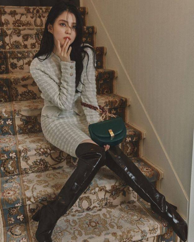 一套格紋軟呢套裝,本來優雅而甜美,韓韶禧搭配黑色漆皮過膝皮靴後,頓 一套格紋軟呢套裝,本來優雅而甜美,韓韶禧搭配黑色漆皮過膝皮靴後,頓