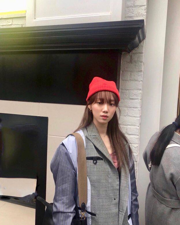 以不同元素的單品混合穿著,能提升造型層次感。李聖經以間條牛仔的外 以不同元素的單品混合穿著,能提升造型層次感。李聖經以間條牛仔的外