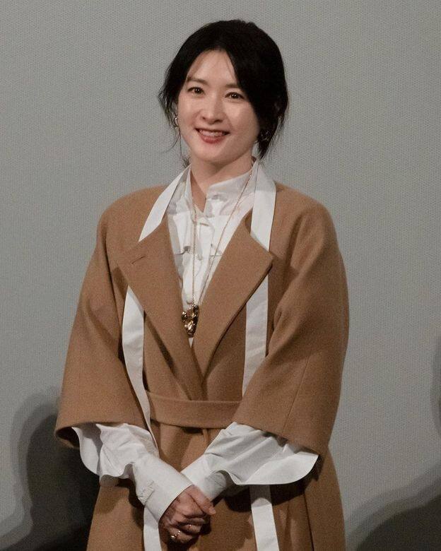 私下的李英愛多以淡雅色調的服飾示人,例如白色、卡其色,相比黑沉沉,這 私下的李英愛多以淡雅色調的服飾示人,例如白色、卡其色,相比黑沉沉,這