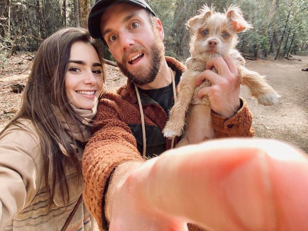 Lily Collins與老公抱着狗狗一起去爬山的模樣實在太幸福一家三口一起睜大 Lily Collins與老公抱着狗狗一起去爬山的模樣實在太幸福一家三口一起睜大