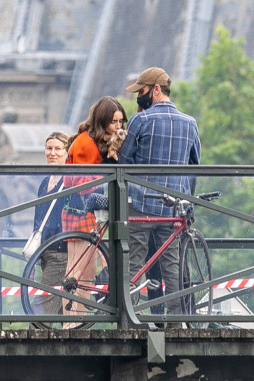 Lily Collins在拍攝《艾蜜莉在巴黎Emily in Paris》時老公還帶着狗狗探班,實在是幸福滿 Lily Collins在拍攝《艾蜜莉在巴黎Emily in Paris》時老公還帶着狗狗探班,實在是幸福滿