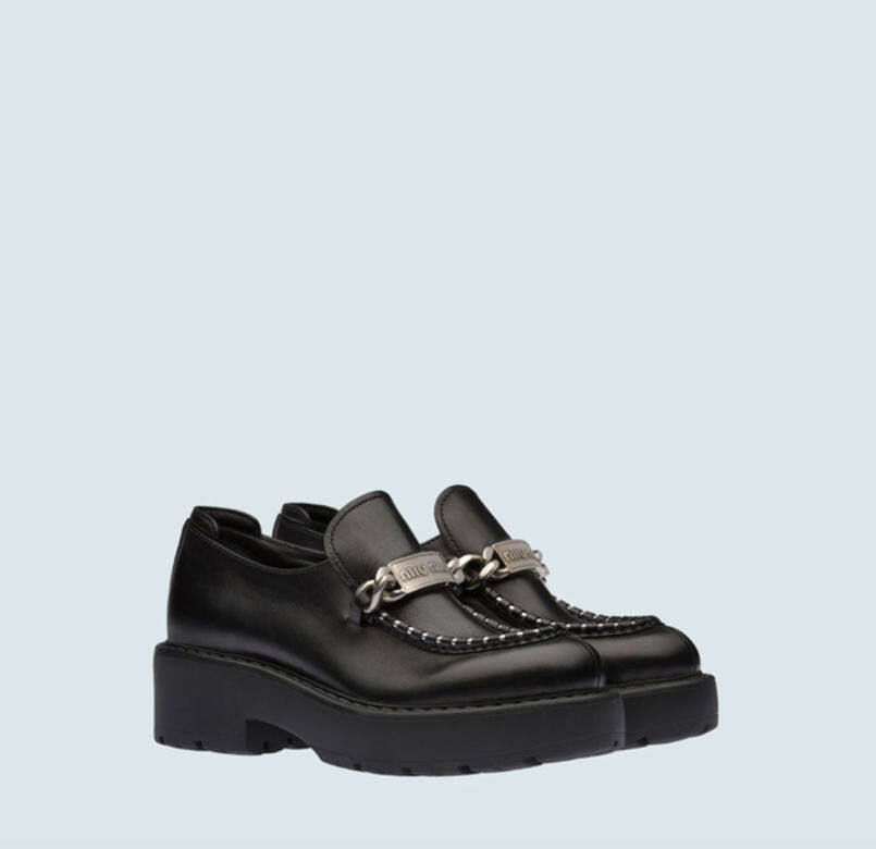 走可愛路線的女生都會欣賞Miu Miu這雙loafers,厚底加小圓頭設計,以刻上Miu Miu 走可愛路線的女生都會欣賞Miu Miu這雙loafers,厚底加小圓頭設計,以刻上Miu Miu
