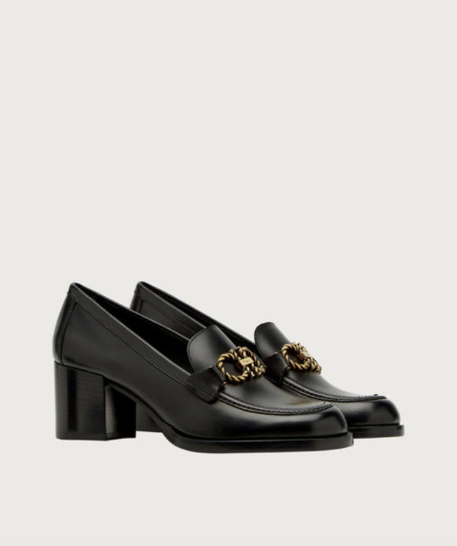 作為製鞋世家,Salvatore Ferragamo設計的loafers特別富女人味,懷舊金釦和高跟款式,配上連 作為製鞋世家,Salvatore Ferragamo設計的loafers特別富女人味,懷舊金釦和高跟款式,配上連