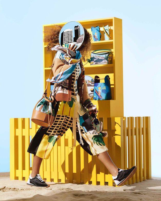 Loewe經典手袋如Puzzle、Hammock與小皮具飾也拼了棕櫚、海濱及城市等圖案,盡見品牌 Loewe經典手袋如Puzzle、Hammock與小皮具飾也拼了棕櫚、海濱及城市等圖案,盡見品牌