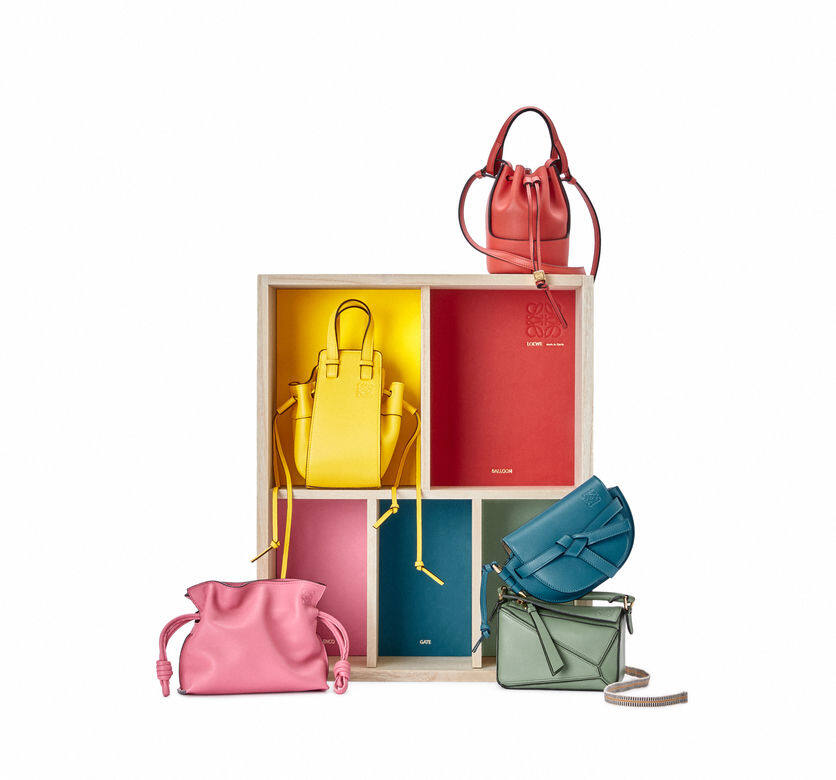 Loewe迷你袋桐箱禮盒這次不僅是在盒子外包裝相當注重細節,盒內每個間 Loewe迷你袋桐箱禮盒這次不僅是在盒子外包裝相當注重細節,盒內每個間