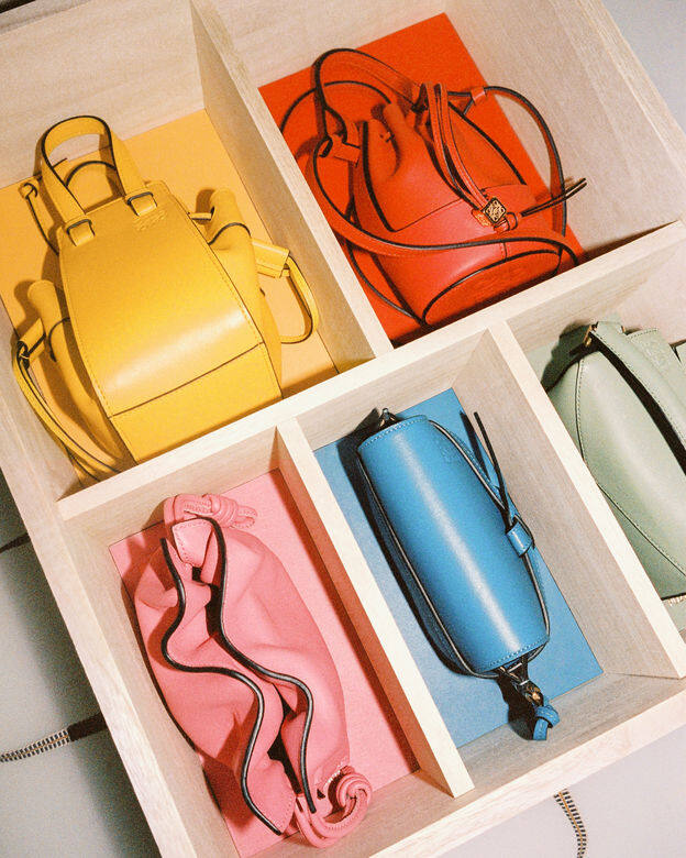 可以滿足五個Loewe經典手袋一次擁有的心願 ，這個迷你包桐箱禮盒真的超