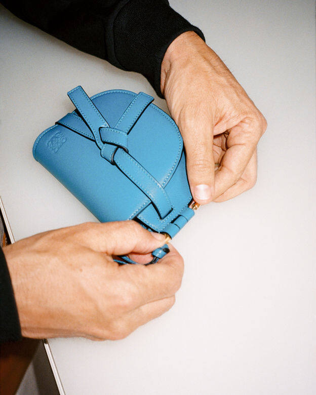 以簡潔外型搭配精緻皮革與縫紉工藝，實用又好搭配的Loewe Gate手袋，是一款