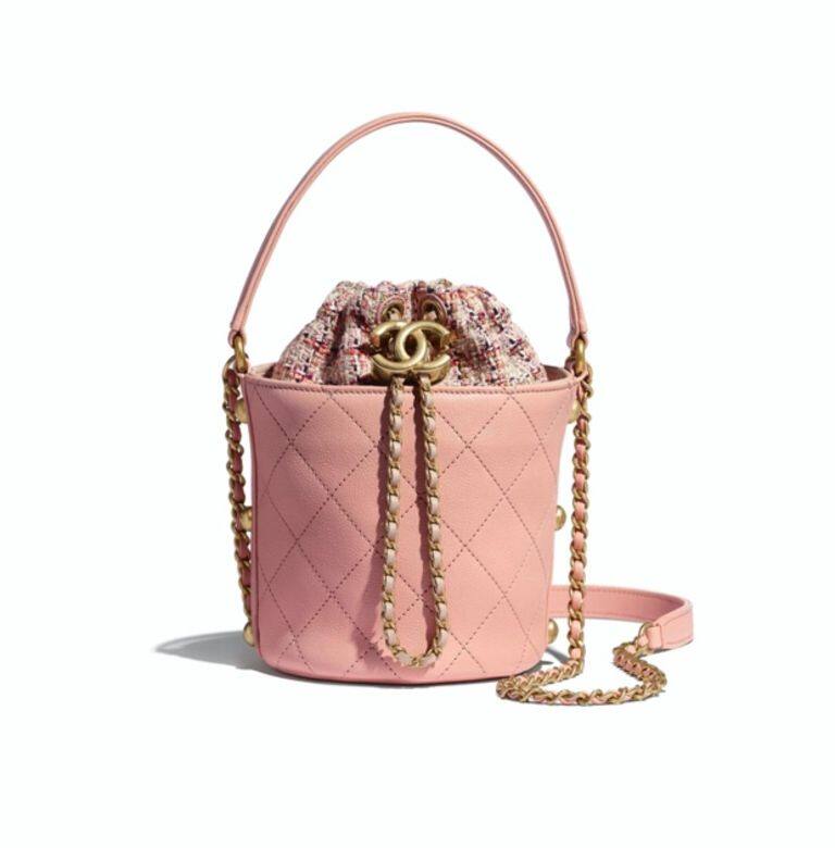 Chanel在春夏pre-collection推出的水桶手袋用上嬌俏粉紅色皮革拼tweed，令袋款更見小