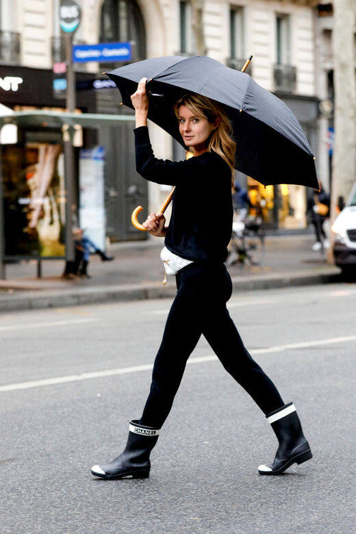 黑色的短筒雨鞋搭配黑色貼身褲也是當今最受歡迎的造型，你也可以選