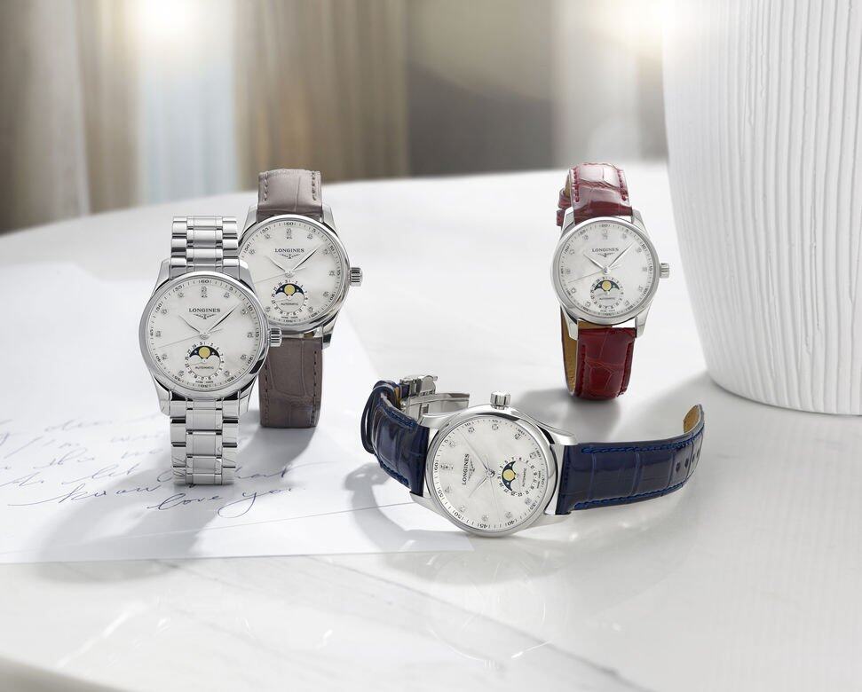 紅、藍或褐灰色三種不同色調的皮帶或精鋼錶鏈選擇，在腕上映襯女士們