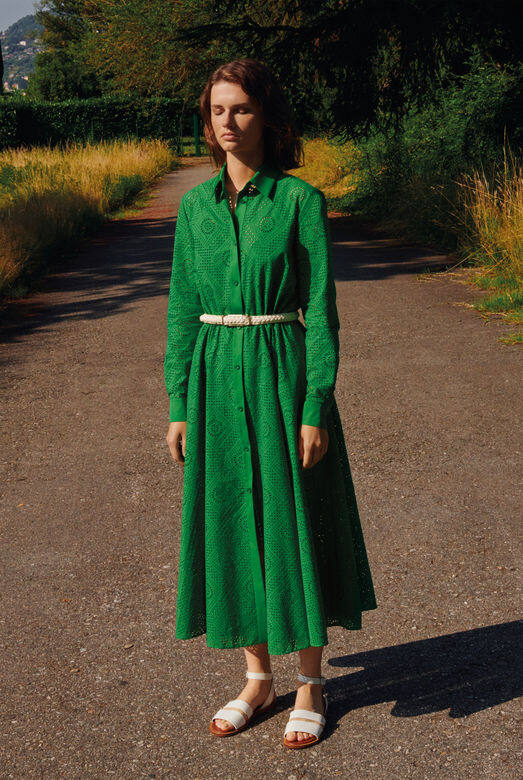 長至腳踝的Lucienne長袖恤衫裙配上鮮艷的杜松綠色，優雅中見率性自在，悅目