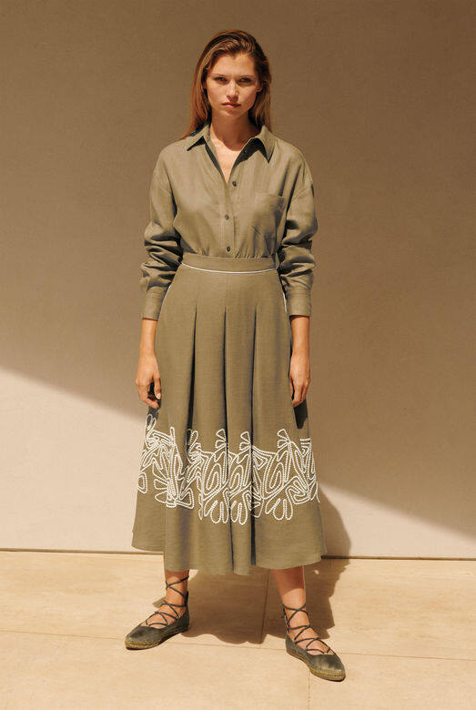 以夏季編織縫紉出的藤花紋織，為Loro Piana今個春夏系列的淨色服飾注入優