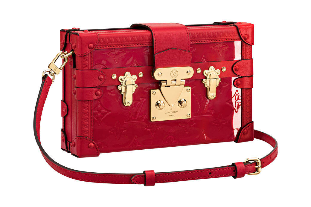 紅色金屬釦斜攜袋$43,000新年相信袋子內收納最多的，是已婚或是單身也