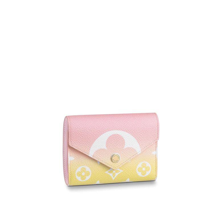 Louis Vuitton Monogram Empreinte皮革以玩味和諧的清新色彩演繹夏日主題:Summer Blue夏日淺藍色:令 Louis Vuitton Monogram Empreinte皮革以玩味和諧的清新色彩演繹夏日主題:Summer Blue夏日淺藍色:令