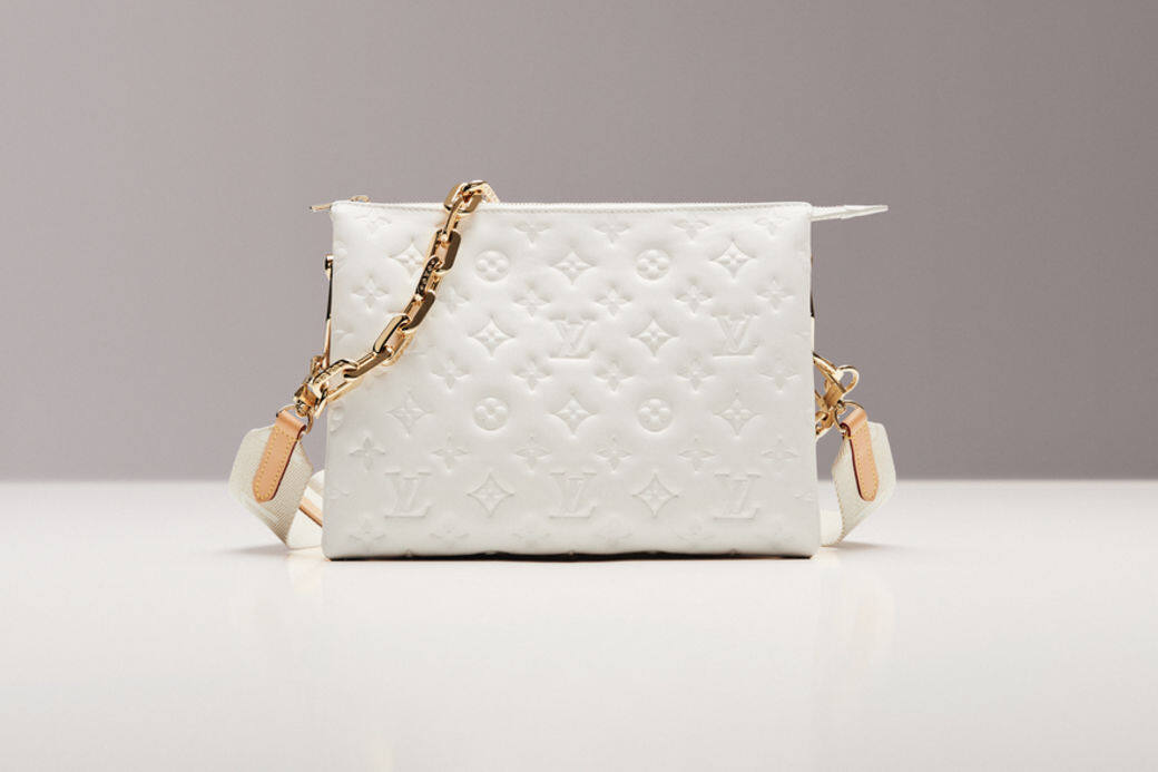 集自信優雅與獨特個性於一身的Louis Vuitton Coussin bag,袋身壓有LV monogram,隨光線角度活 集自信優雅與獨特個性於一身的Louis Vuitton Coussin bag,袋身壓有LV monogram,隨光線角度活