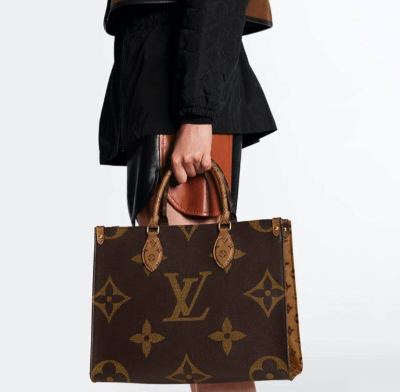 除了Neverfull外，Onthego成為Louis Vuitton tote bag的人氣新經典，形狀方正，配上巨大的monogram圖案，感