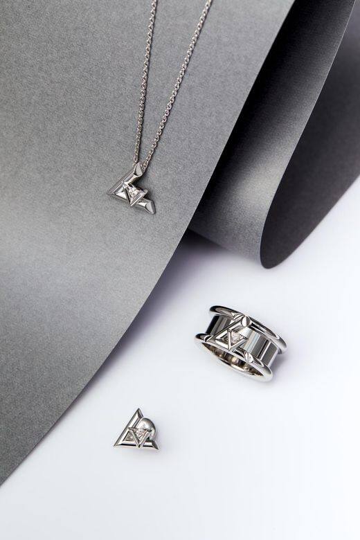 上至下: 白金鑽石吊墜項鏈白金鑽石指環 白金鑽石耳環 All from Louis Vuitton 上至下: 白金鑽石吊墜項鏈白金鑽石指環 白金鑽石耳環 All from Louis Vuitton