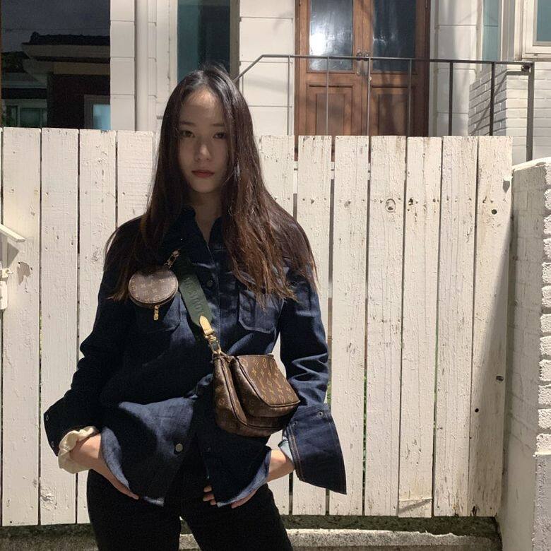 韓星Krystal鄭秀晶亦搶先揹上新手袋! 韓星Krystal鄭秀晶亦搶先揹上新手袋!