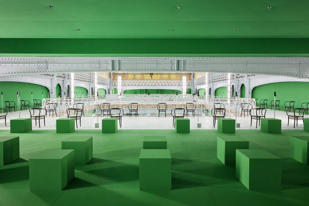 由於疫情關係,觀眾席的座位相隔一定距離。場內另設360度的鏡頭拍攝時 由於疫情關係,觀眾席的座位相隔一定距離。場內另設360度的鏡頭拍攝時