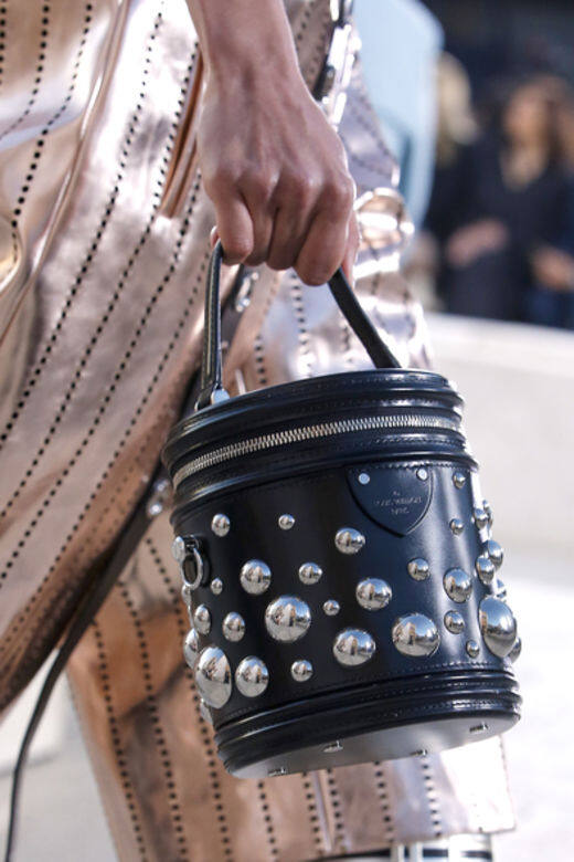 Louis Vuitton 2023初春系列中更有這款Louis Vuitton x Yayoi Kusama銀色珠珠的Cannes水桶袋，rock味甚濃。