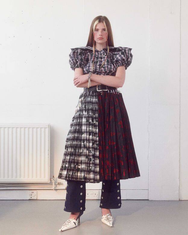 說到品牌最矚目的單品，莫過於黑色皮帶配金屬攀岩鉤環的蘇格蘭短裙。