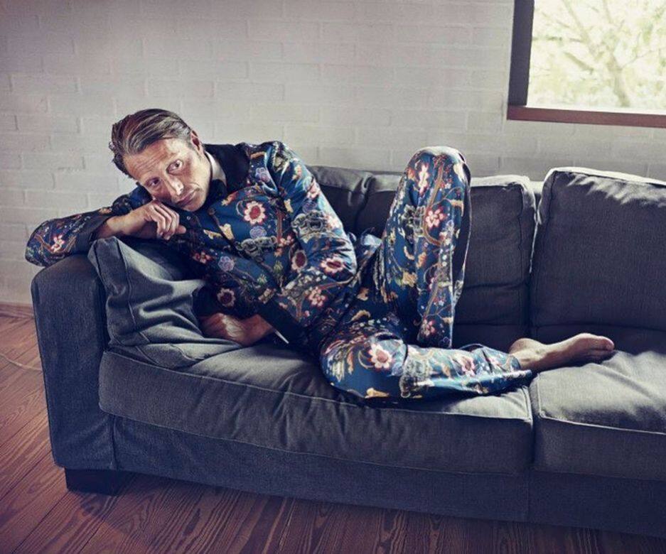 穿起一整套Louis Vuitton花卉圖騰睡衣風格的套裝，慵懶中滲出不羈感覺。難怪在