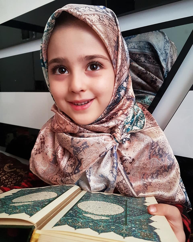 Mahdis Mohammadi雖然只是素人,但一雙大眼睛、白皙肌膚與烏黑濃密的長髮,十足十洋 Mahdis Mohammadi雖然只是素人,但一雙大眼睛、白皙肌膚與烏黑濃密的長髮,十足十洋