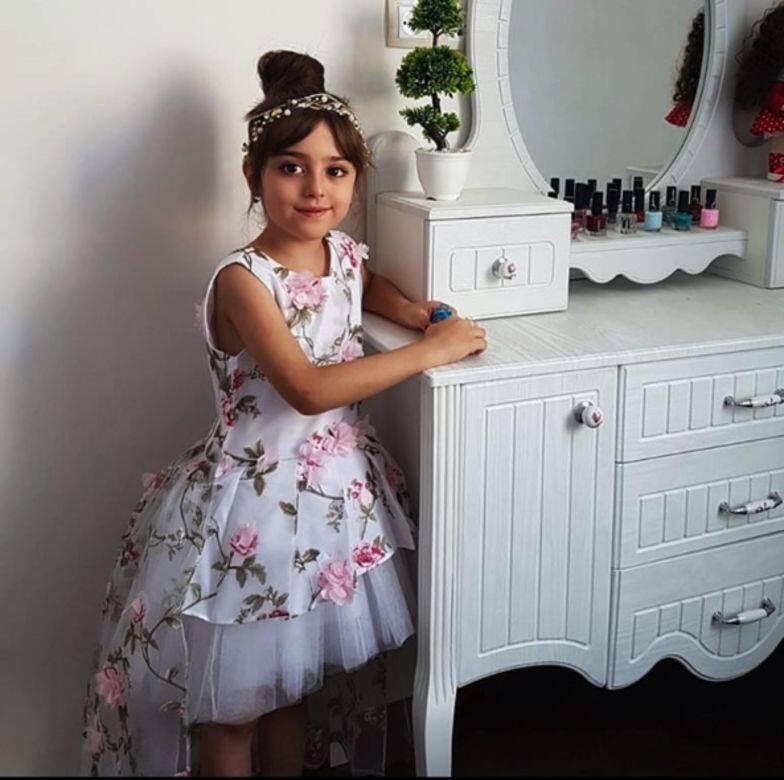作為家中小公主，又怎能缺少花裙呢？Mahdis Mohammadi的粉紅玫瑰花裙的裙襬還有輕