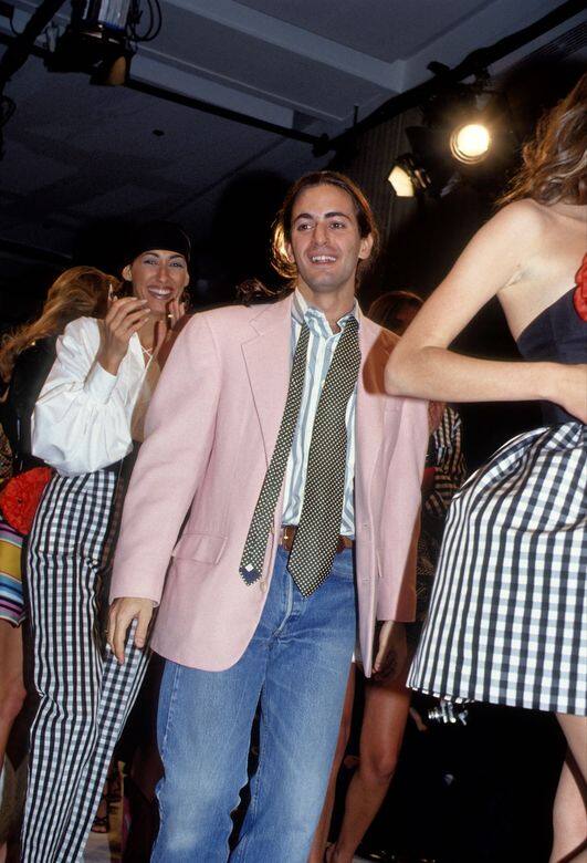 長得很秀氣的Marc Jacobs在1988年加入了Perry Ellis的女裝設計部，在他的領導下，品牌