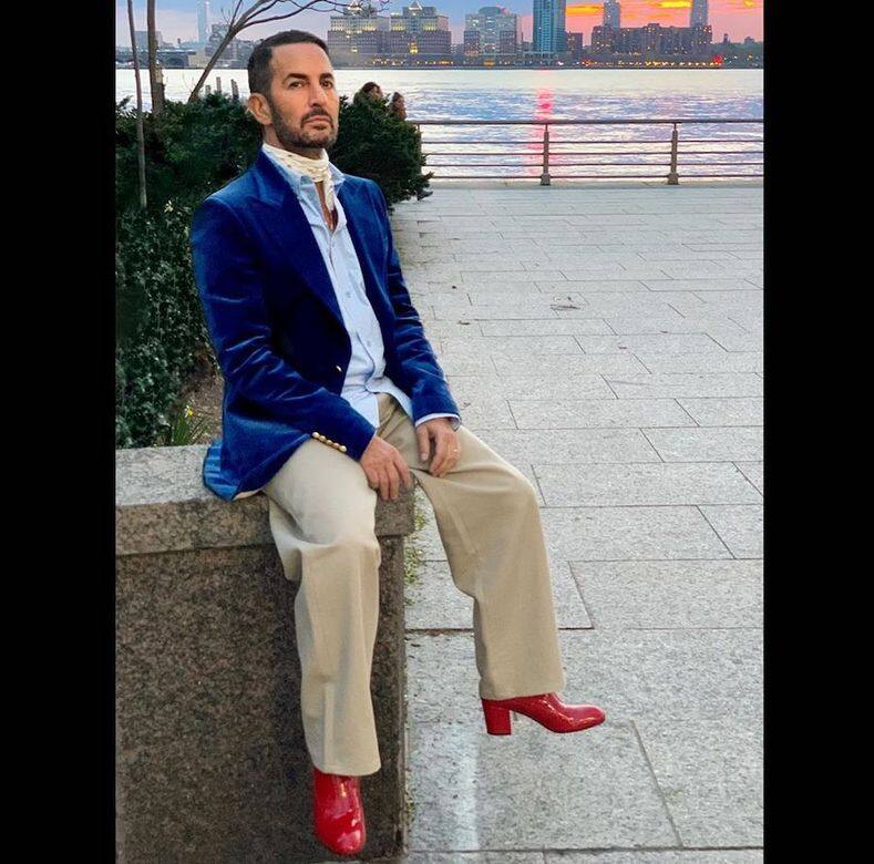 同月,Marc Jacobs穿起Gucci的紅色靴子,當時左手已戴上結婚介指。自此,Marc的穿衣風 同月,Marc Jacobs穿起Gucci的紅色靴子,當時左手已戴上結婚介指。自此,Marc的穿衣風