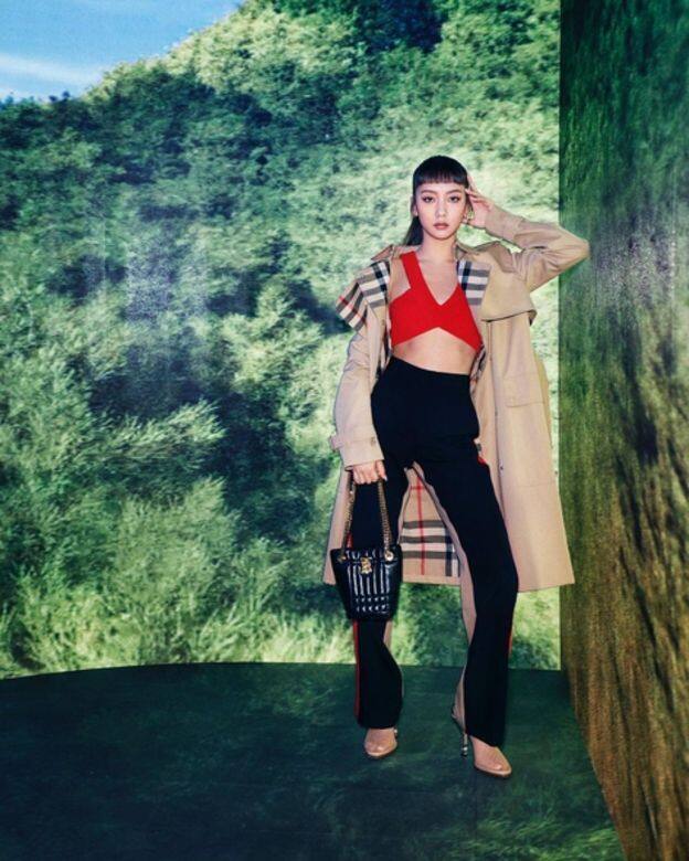 Marf早前出席Burberry的Pop-up store開幕,穿上紅色露腰低胸短上衣、高腰長褲,配上品 Marf早前出席Burberry的Pop-up store開幕,穿上紅色露腰低胸短上衣、高腰長褲,配上品