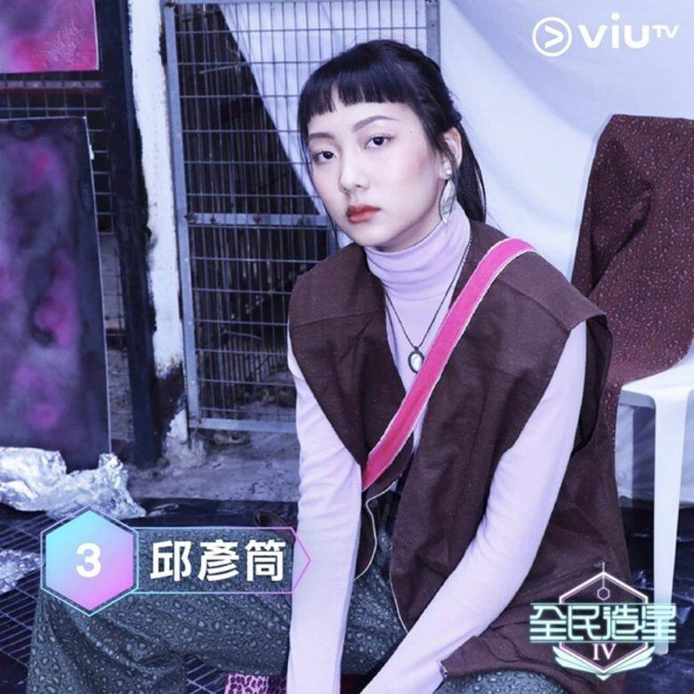 在《全民造星IV》公開參賽者照片時,Marf穿上淡紫色高領長袖配搭oversize啡色背 在《全民造星IV》公開參賽者照片時,Marf穿上淡紫色高領長袖配搭oversize啡色背