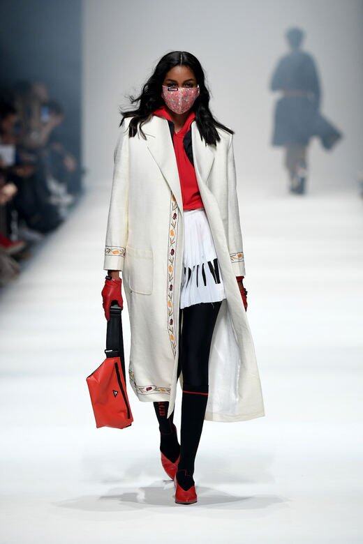口罩在「 Neonyt」fashion show上的角色,不全為扮型,吸引人眼球。反而是一種不用言語的 口罩在「 Neonyt」fashion show上的角色,不全為扮型,吸引人眼球。反而是一種不用言語的