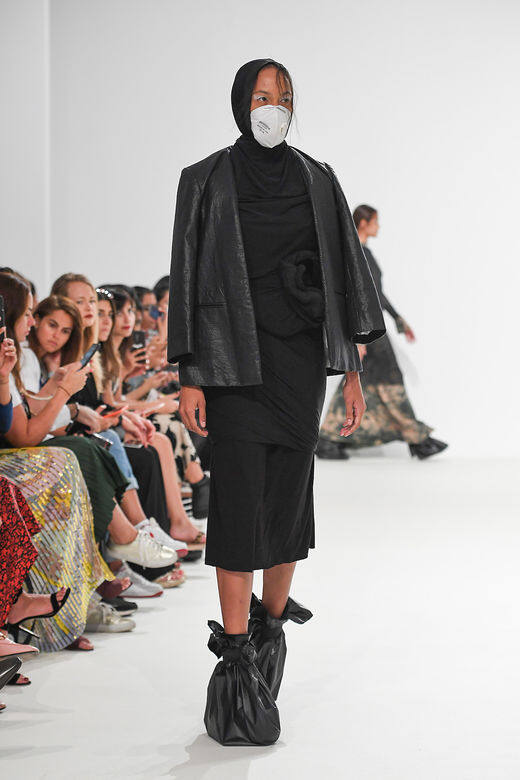 設計師Roni Helou及Hazem Kais,在去年FFWD(Fashion Forward Dubai)上展示的作品均使用廢棄物料去創 設計師Roni Helou及Hazem Kais,在去年FFWD(Fashion Forward Dubai)上展示的作品均使用廢棄物料去創