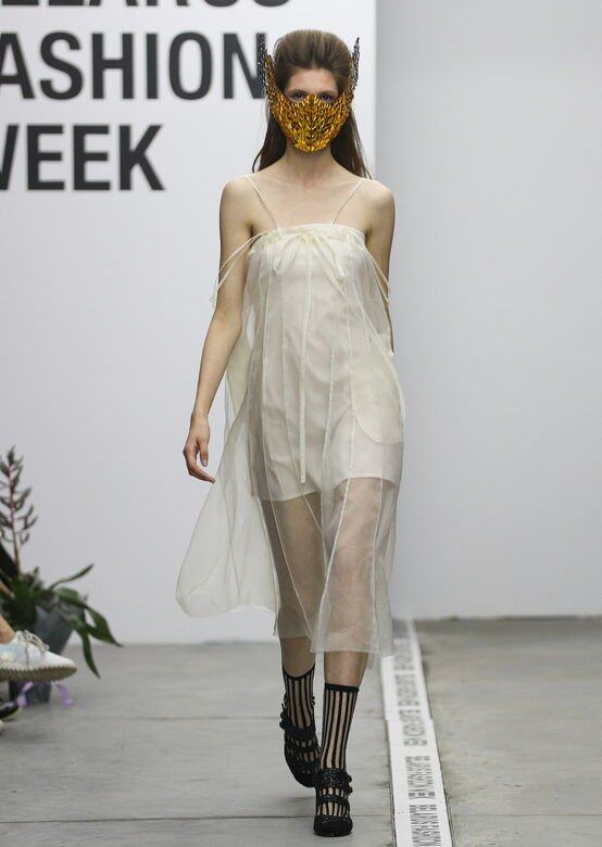 來到2020年的Belarus Fashion Week,Tatiana Efremova同樣利用戴上口罩的模特兒為其行騷。這些口罩 來到2020年的Belarus Fashion Week,Tatiana Efremova同樣利用戴上口罩的模特兒為其行騷。這些口罩