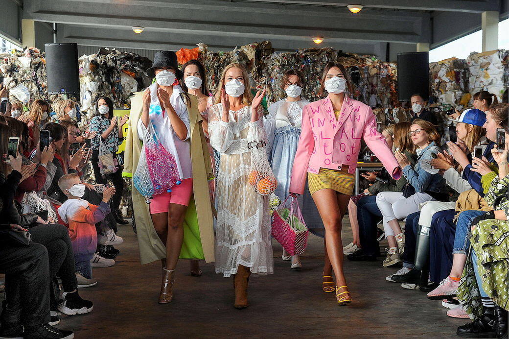 2019年,有設計師的fashion show特意選址在明斯克郊外的垃圾場,用意是提高人們 2019年,有設計師的fashion show特意選址在明斯克郊外的垃圾場,用意是提高人們