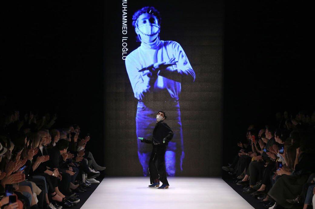 年輕設計師Muhammed Iloglu在fashion show舉行期間曾戴上佈滿鍋釘鐵鏈的口罩、手持水槍 年輕設計師Muhammed Iloglu在fashion show舉行期間曾戴上佈滿鍋釘鐵鏈的口罩、手持水槍