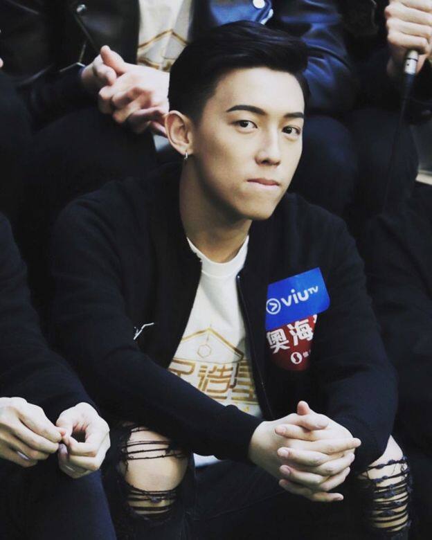 雖然MC一直以大熱姿態殺入總決賽,但參賽時因遲到問題嚴重令他被網 雖然MC一直以大熱姿態殺入總決賽,但參賽時因遲到問題嚴重令他被網