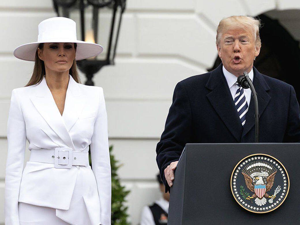不像英國皇室成員，Melania Trump(梅拉尼婭)不經常戴禮帽，但早前在法國總統到訪