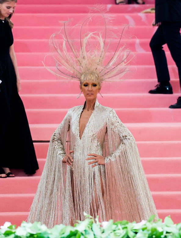Celine Dion的造型也不容忽視，來自品牌Oscar de la Renta的流蘇禮服，幾乎重達10公斤