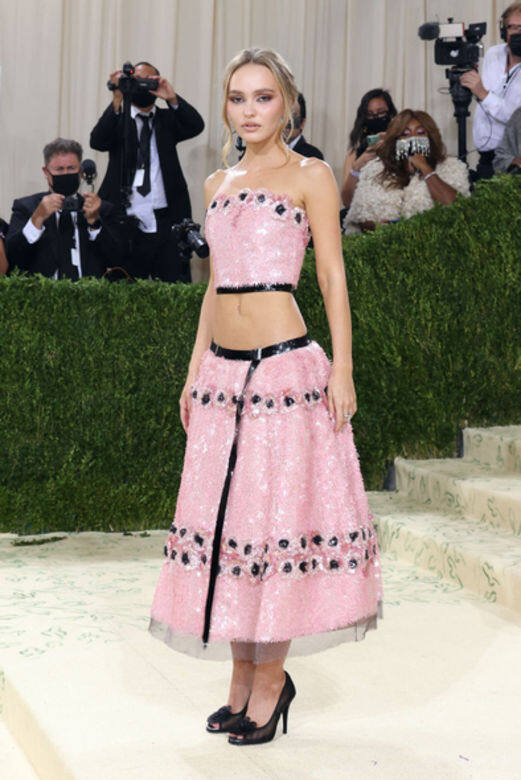 Lily Rose Depp身上的粉紅色花花Chanel兩件式晚裝，顯出少女的青春迫人魅力。