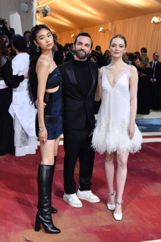 兩位LV代言人《魷魚遊戲》女星鄭浩妍和Emma Stone,與Louis Vuitton創意總監Nicolas Ghesquière在紅 兩位LV代言人《魷魚遊戲》女星鄭浩妍和Emma Stone,與Louis Vuitton創意總監Nicolas Ghesquière在紅