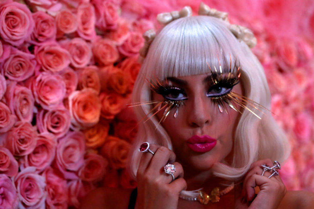 另外和他一起搭檔的名人則有從歌手轉戰電影圈的天后Lady Gaga 和男神Harry 另外和他一起搭檔的名人則有從歌手轉戰電影圈的天后Lady Gaga 和男神Harry